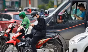 Người tham gia giao thông sử dụng điện thoại khi dừng đèn đỏ có bị xử phạt không?