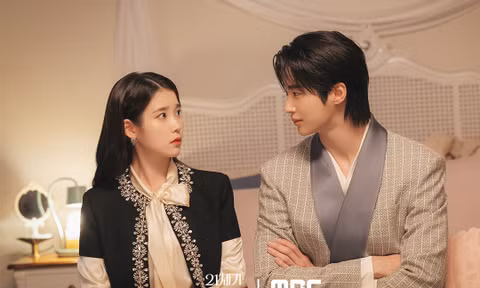 "Nhặt sạn" ở Perfect Crown: IU cứu Đại quân vô lý, Byeon Woo Seok "ăn tát" dư thừa
