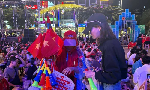 Khách nước ngoài kể 'đi bão' ăn mừng bóng đá độc nhất vô nhị ở Việt Nam