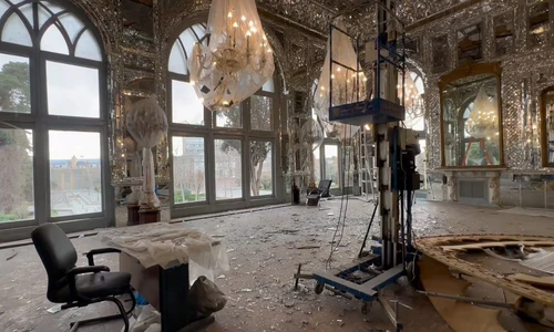 Cung điện hư hại sau cuộc không kích. Ảnh: RFI.