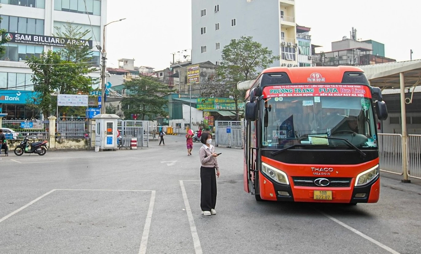 Bến xe Giáp Bát vắng lặng chiều 29 Tết, chuyến xe cuối cùng về Nam Định rời bến