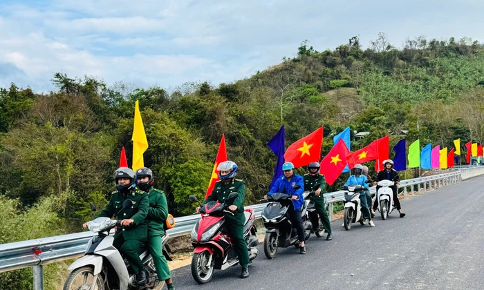 Rực rỡ cờ hoa nơi biên giới Quảng Trị trước ngày hội lớn của đất nước 