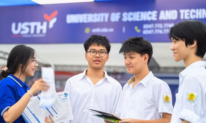 Hàng nghìn học sinh đổ về ngày hội tuyển sinh khoa học công nghệ