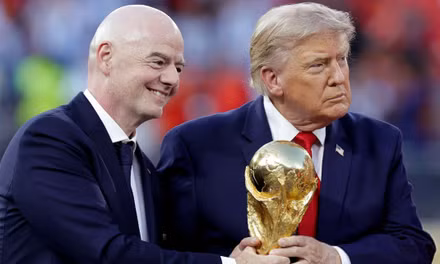 Ông Trump phớt lờ chủ tịch FIFA, bị mời ra khỏi bục nâng cúp của tuyển Tây Ban Nha