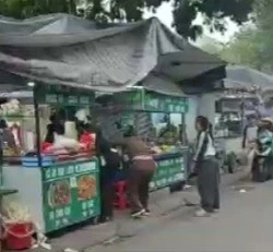 Hà Nội: Cự cãi việc để xe ven đường bị bà hàng nước thu tiền gửi, người phụ nữ bị hành hung dã man