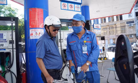 nếu không sử dụng Quỹ Bình ổn giá, có thể giảm từ 800-1.000 đồng một lít đối với xăng E5RON92, và giảm từ 1.000 đồng đến 1.300 đồng một lít với dầu diezen 0.05S.