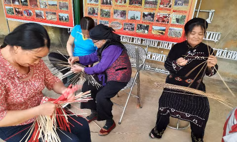 Cụ Vành (đeo kính ngồi giữa) truyền nghề đan lát cho thế hệ sau 