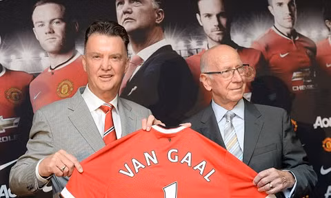 Vừa tới M.U, Van Gaal đã rủ Sir Alex... uống rượu