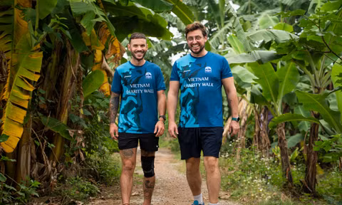 Hai thầy giáo Jake Norris và Sean Down sẽ thực hiện hành trình đi bộ từ Hà Nội vào TP HCM trong 3 tháng, bắt đầu từ ngày 2/12. (Ảnh: ĐSQ Úc)