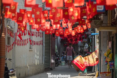 Phố phường Hà Nội rực rỡ cờ đỏ ngày 29 Tết