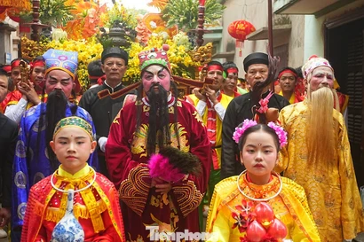 Dân làng Thổ Hà đổ ra đường xem rước Phúc - Lộc - Thọ 