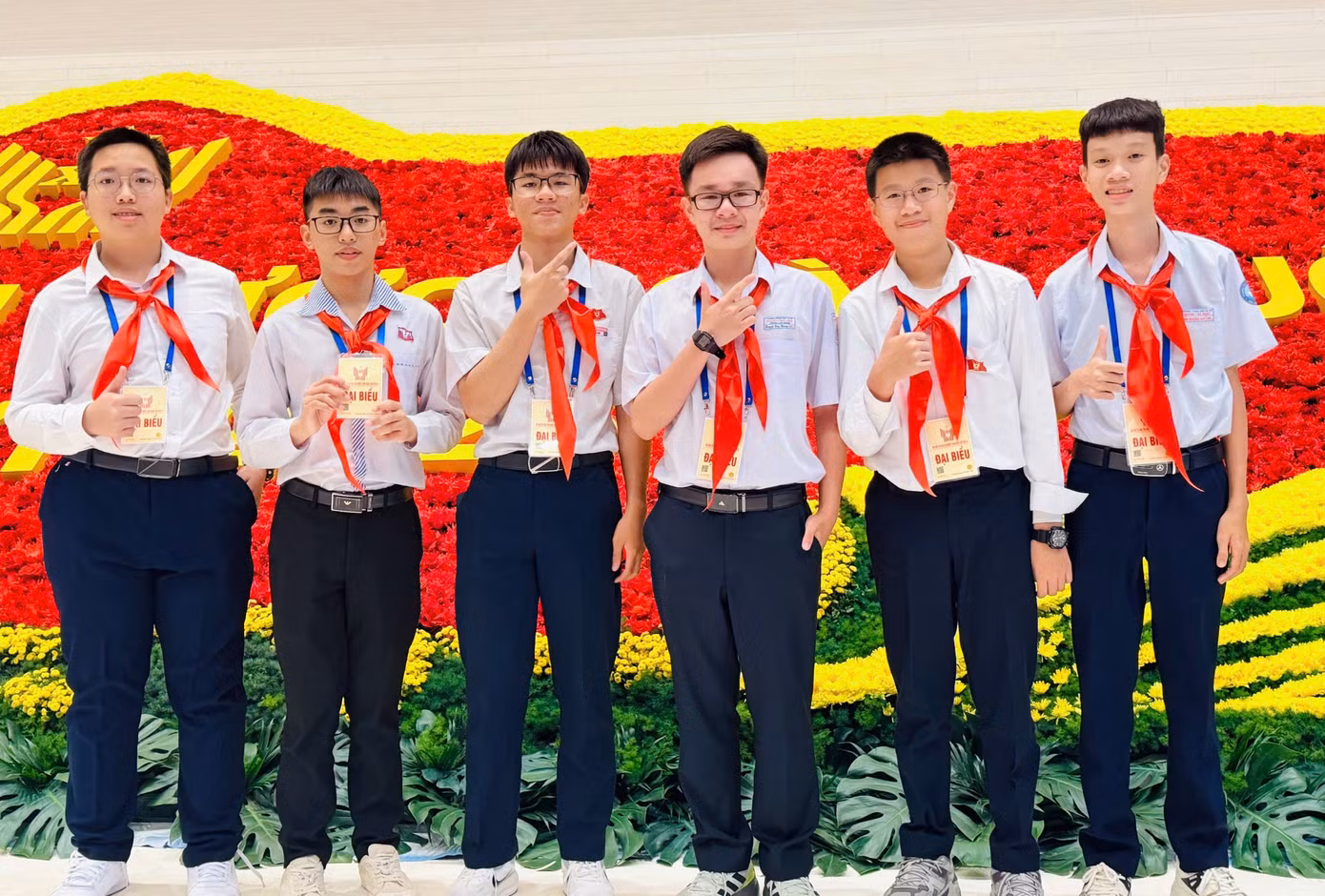 hoang-nam-thu-2-ben-phai-cung-cac-dai-bieu-tre-tieu-bieu.jpg