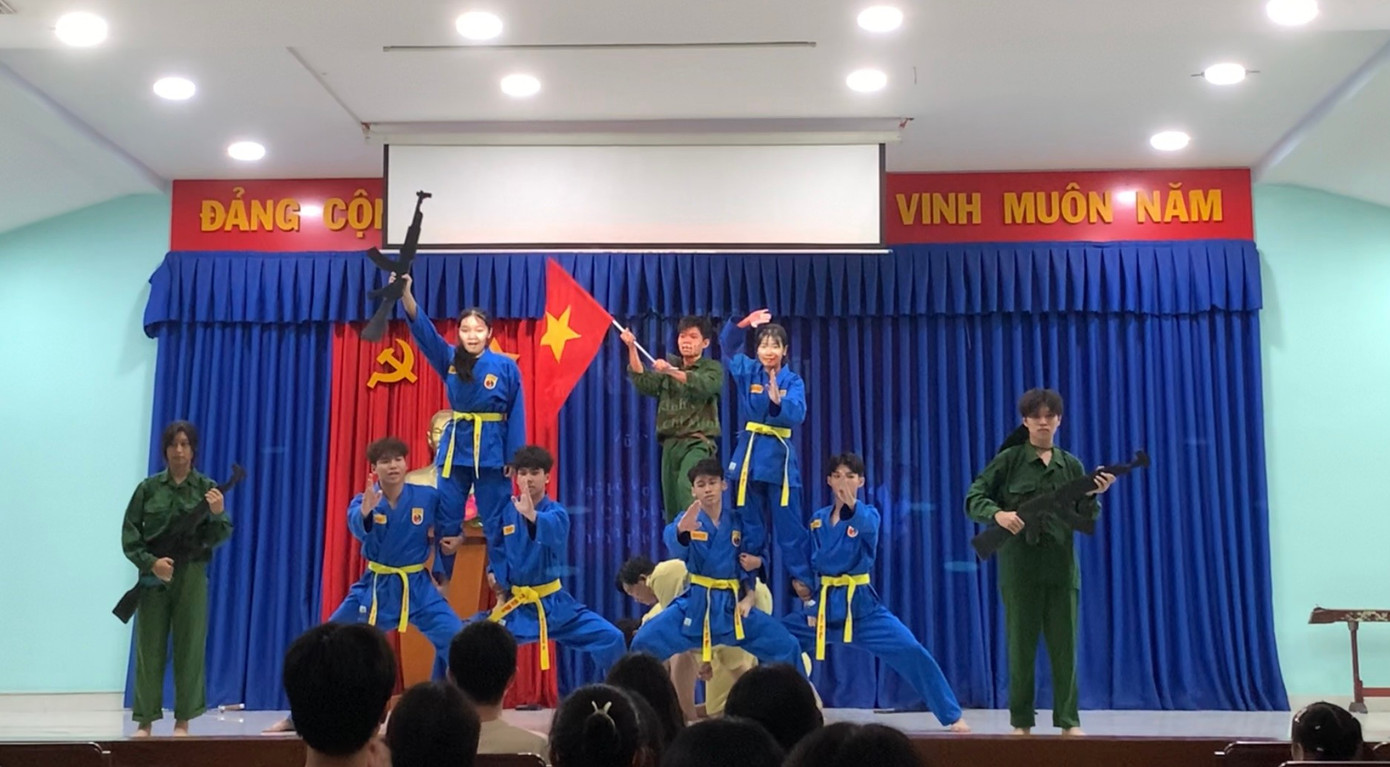 Màn trình diễn hào hùng từ CLB Vovinam Trường Cao đẳng Kinh tế TP.HCM. Ảnh: Mai Linh img-e22141.jpg