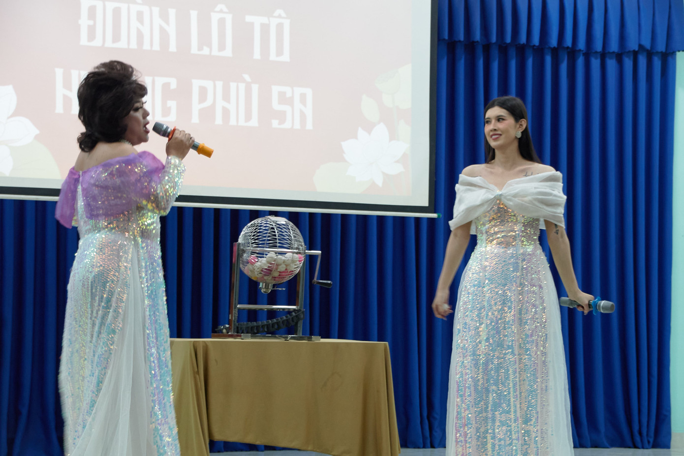 Không khí sôi động với trò chơi Lô Tô. Ảnh: CLB Văn hóa Việt Nam tha-98-min.jpg