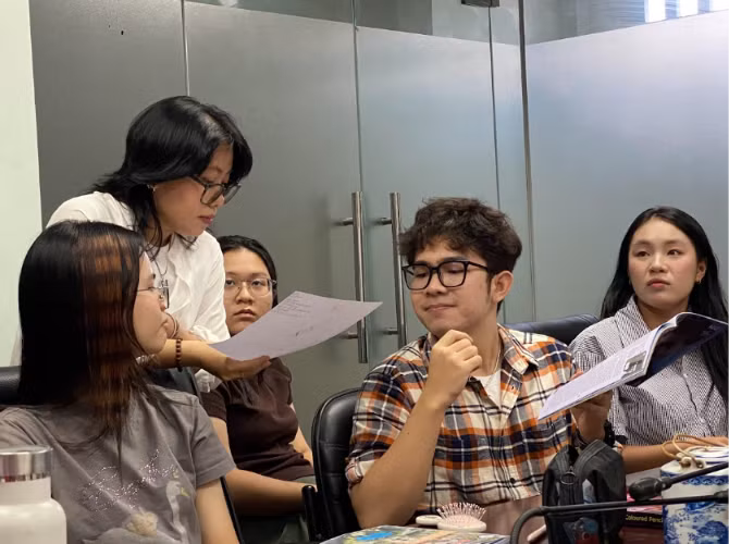 Chị Sứa Con Lon Ton hướng dẫn các thí sinh Thử Thách Kim Cương 2026 biến ý tưởng thành hình ảnh minh họa. Ảnh: Đội Thôi Kệ
