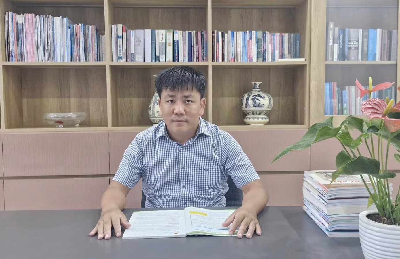 Thạc sĩ Hồ Tấn Nguyên Minh khuyến khích các thế hệ sĩ tử tương lai chủ động mở rộng nguồn tư liệu sách, không nên chỉ ỷ lại vào kiến thức, bài giảng từ thầy, cô. Ảnh: NVCC
