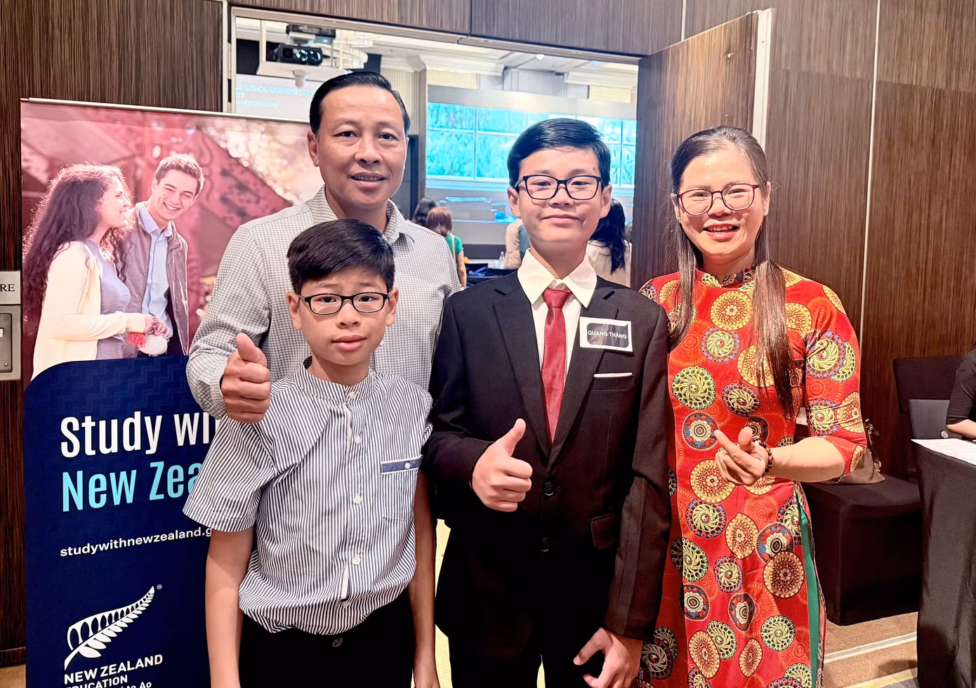 Bạn Trương Quang Thắng (thứ hai bên phải) và gia đình.
