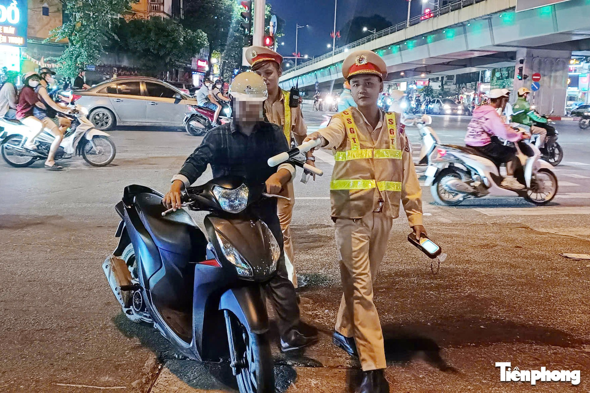 Lực lượng CSGT thực hiện test nhanh