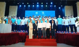 Sở hữu đội hình trị giá 8 triệu euro, HLV Vũ Hồng Việt nói lực lượng Thép Xanh Nam Định vẫn chưa dày