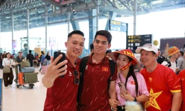 Người hâm mộ vỡ òa sung sướng, vây quanh những người hùng U22 Việt Nam