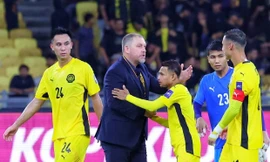 Liên đoàn bóng đá Malaysia và HLV trưởng lời qua tiếng lại sau scandal nhập tịch gian lận