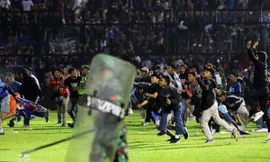 CĐV không ngừng quậy phá khiến FIFA tiếp tục trừng phạt bóng đá Indonesia