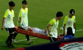 Tiền vệ tuyển nữ Việt Nam rời sân bằng xe cấp cứu