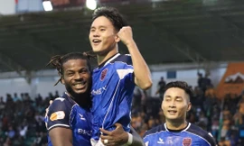 Ông Vũ Tiến Thành thẫn thờ nhìn HAGL thua đậm Becamex TPHCM ngay tại Pleiku