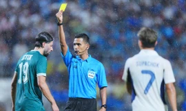 Thái Lan thua chung kết King's Cup dù đá hơn tới 2 người