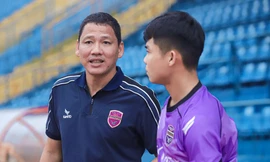 HLV Anh Đức không lo bị sa thải dù Becamex TPHCM thua 5 trận liền