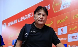 Bại trận trước CAHN, HLV Hà Nội FC bóng gió nguy cơ mất việc