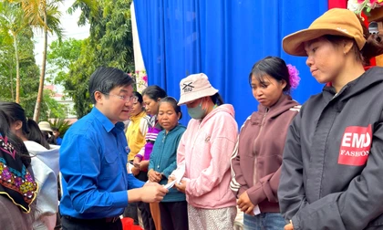 Nhiều phần quà, học bổng ý nghĩa cho người dân, học sinh vùng sâu Gia Lai