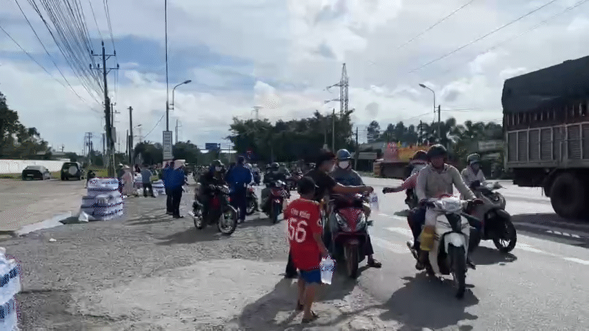 Một điểm phát nước, khăn lạnh cho người dân về quê ăn tết ở Long An. Một điểm phát nước, khăn lạnh cho người dân về quê ăn tết ở Long An.