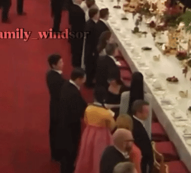 Jisoo ký tặng khách mời trong yến tiệc. Jisoo ký tặng khách mời trong yến tiệc.