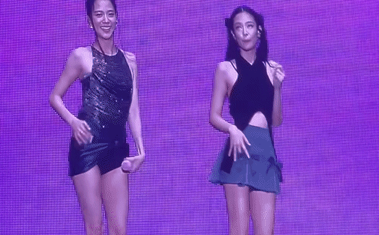 Hình ảnh Jennie nhảy See tình khác xa những bức ảnh lạnh lùng của Jennie trên mạng xã hội. Việc chi số tiền lớn, có fan nhỏ tuổi thậm chí nói phải vay tiền, để xem BlackPink diễn là để chứng kiến khoảnh khắc không có trong MV đầu tư mạnh về tiền, đôi lúc được idol nháy mắt, tương tác cùng (nếu ngồi ở hàng ghế đầu hạng vé cao nhất). Ảnh cắt từ clip.