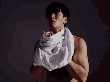 Khoảnh khắc cởi áo trong buổi chụp hình của Ahn Bo Hyun có tổng cộng 542.000 lượt xem trong tháng 8 (trung bình 17.500 lượt/ngày). Nam diễn viên hiện được chú ý khi công khai hẹn hò Jisoo (BlackPink). Trước đó, Ahn Bo Hyun được biết đến rộng rãi qua phim Tầng lớp Itaewon, gần đây giành giải Nam diễn viên chính xuất sắc tại Lễ trao giải Ngôi sao APAN lần thứ 8.