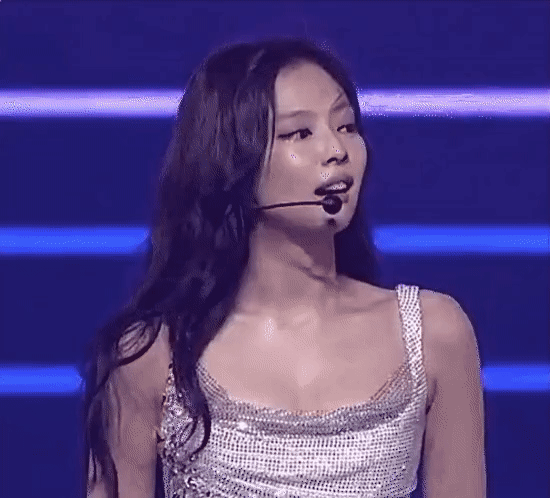 Jennie và Lisa xúc động trong buổi diễn cuối của Born Pink World Tour.