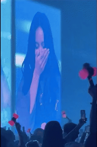 Jennie và Lisa xúc động trong buổi diễn cuối của Born Pink World Tour.