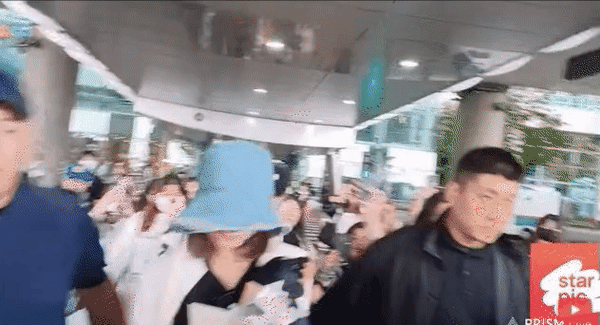 Lisa luôn là cái tên thu hút sự hiếu kỳ bậc nhất tại Hàn Quốc. Nhiều người hâm mộ và giới săn ảnh đứng sẵn để đón nữ ca sĩ. Bảo vệ phải liên tục dạt hàng, giải vây cho Lisa lên xe về nơi ở sau thời gian nghỉ dưỡng ở Thái Lan.