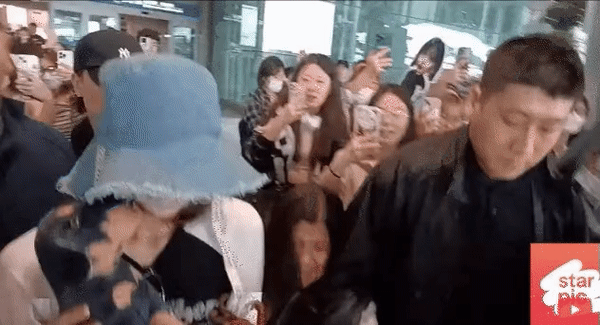 Cảnh náo loạn tại sân bay vì Lisa được truyền thông Hàn Quốc đăng tải nhiều. Một số fan vượt vòng vây của bảo vệ, tiếp cận thành viên nhóm BlackPink để tặng quà. Gương mặt của Lisa thể hiện rõ sự lúng túng khi bị khán giả đi theo ghi hình.