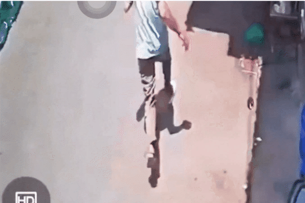 Camera an ninh ghi lại cảnh hai người đàn ông trộm xe hàng của nam shipper (Ảnh: Cắt từ clip).