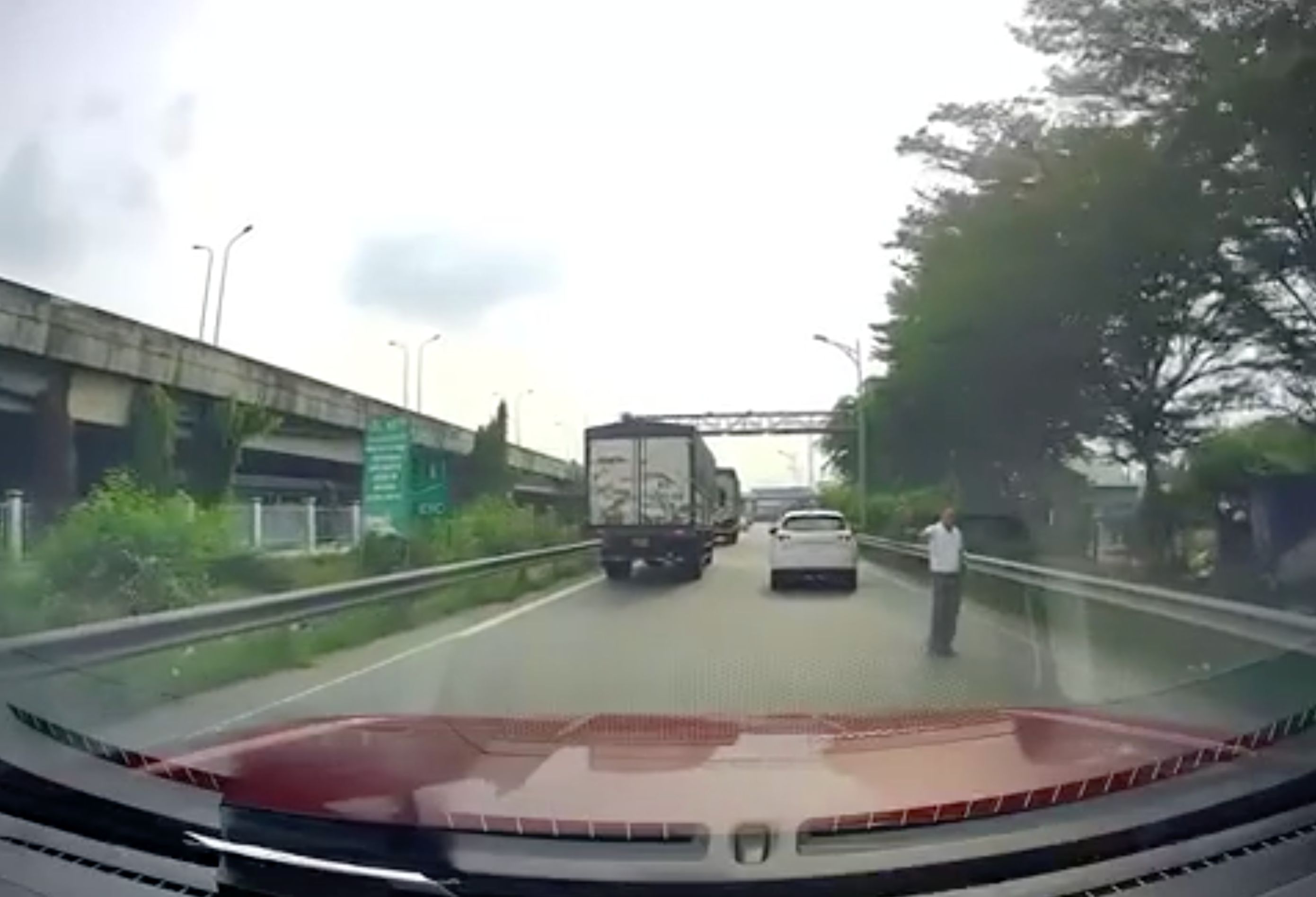 Ô tô đi lùi gây nguy hiểm trên cao tốc Long Thành - Dầu Giây. Ô tô đi lùi gây nguy hiểm trên cao tốc Long Thành - Dầu Giây.