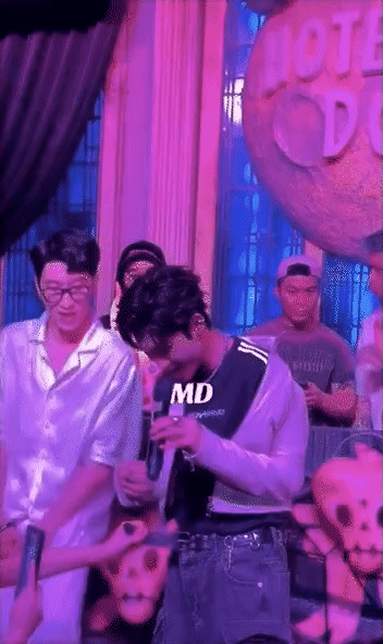 Wren Evans (bên trái) và HIEUTHUHAI bị động chạm khi đi biểu diễn. Wren Evans (bên trái) và HIEUTHUHAI bị động chạm khi đi biểu diễn.