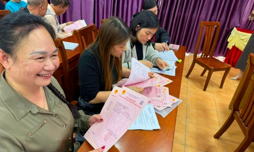 Gần 20 năm chờ đợi, cư dân khu đô thị mới đảo Sa Tô được cấp sổ