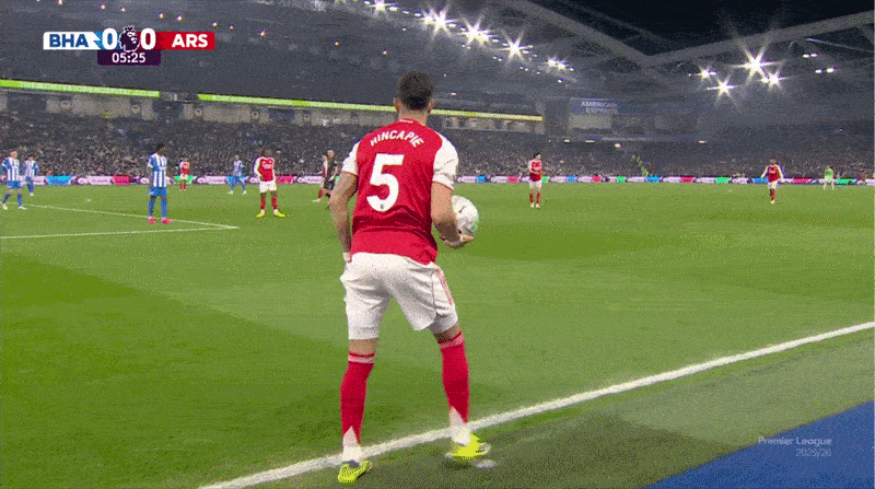 Piero Hincapie thực hiện pha ném biên trong 14 giây.