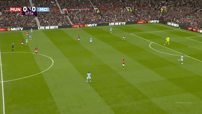 Bruno Fernandes gây áp lực lên Man City.