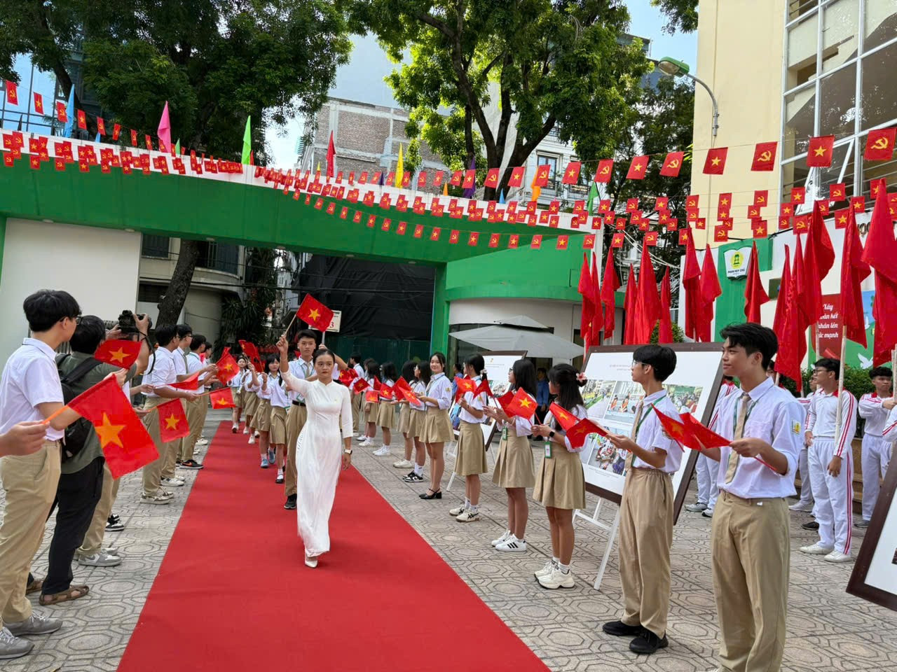 Lễ khai giảng đặc biệt của gần 27 triệu học sinh, giáo viên - Ảnh 45. Lễ khai giảng đặc biệt của gần 27 triệu học sinh, giáo viên - Ảnh 45.