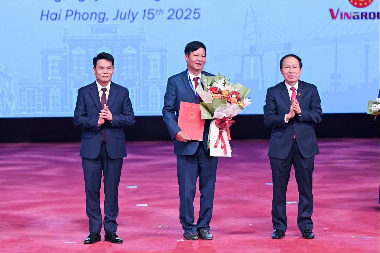 Lãnh đạo TP Hải Phòng trao chứng nhận đầu tư 32 dự án cho các nhà đầu tư, doanh nghiệp trong nước và quốc tế. abcb433d-dba1-4a69-b7dc-2ee663115f3b.jpg
