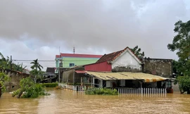Mưa dịch chuyển ra Quảng Trị khiến hàng nghìn nhà dân chìm trong biển nước 