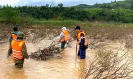Phát hiện nhiều dấu vết nghi liên quan tài xế bị lũ cuốn ở Quảng Trị 